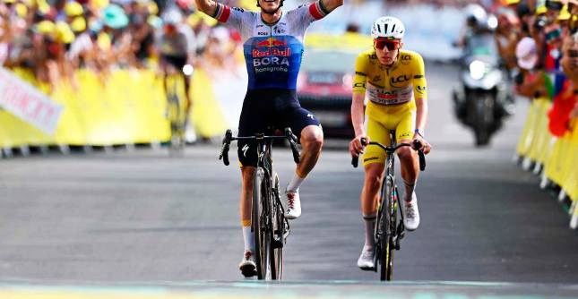 Remco Evenepoel y Tadej Pogacar (amarillo) tendrán este martes otro duelo en el Tour de Francia, esta vez en la contrarreloj individual. El favoritismo es para Remco, especialista en este tipo de pruebas. FOTO: GETTY 