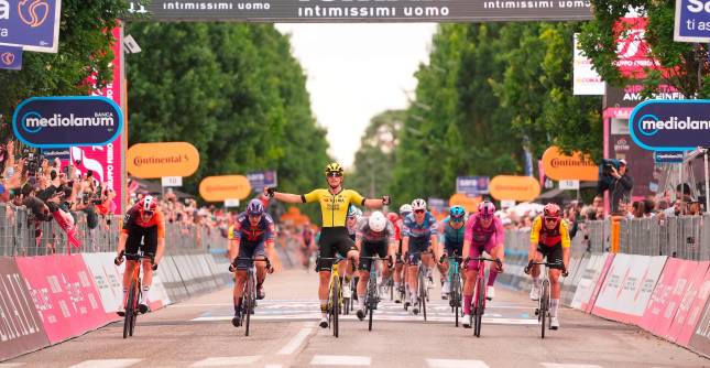 La imagen de la llegada y el festejo de Olav Kooij tras imponerse en la etapa 12 del Giro. FOTO @giroditalia