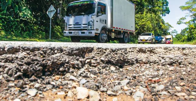Huecos de más de 20 centímetros de profundidad se pueden encontrar en este corredor nacional. Ya han provocado accidentes. FOTO: JULIO CÉSAR HERRERA
