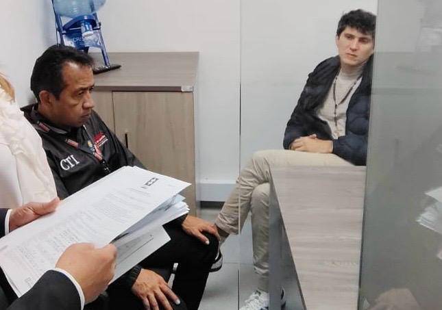 El CTI leyéndole los derechos a Wadith Manzur. Foto: redes sociales