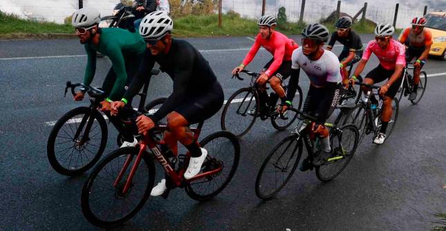 Juan Avendaño, conocido como Juan Fondos (negro) también hizo parte de la rodada de entrenamiento para el Clásico El Colombiano. FOTO MANUEL SALDARRIAGA 