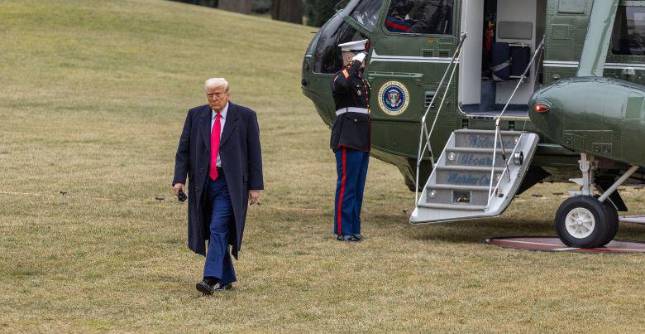 El avión jumbo Boeing 747-8 que supuestamente será donado por la familia real catarí al presidente Donald Trump, representaría posibles conflictos de intereses. FOTO: Xinhua
