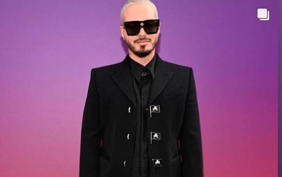J Balvin lució un conjunto negro durante el desfile en el que se le rindió homenaje a la memoria de Virgil Abloh. FOTO Tomada de Instagram