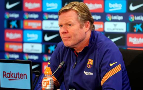 El técnico holandés Ronald Koeman empezó a sangrar por la nariz durante la rueda de prensa del Barcelona. FOTO TOMADA @FCB