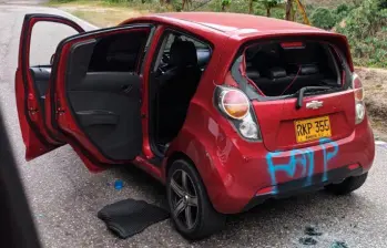 Este es el automóvil en el cual iban los tres policías de la Dijín; los secuestradores le pintaron grafitis alusivos a las Farc. FOTO: CORTESÍA.