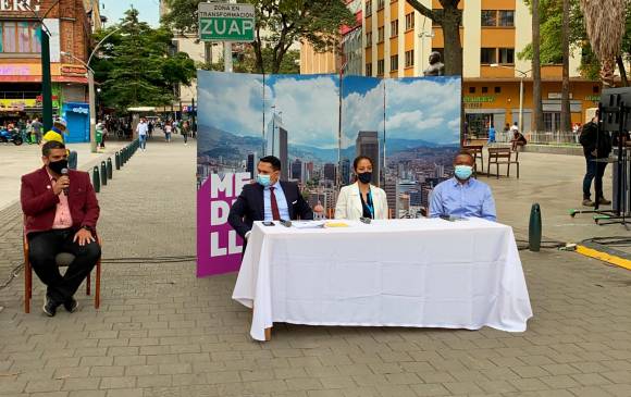 A la rueda de prensa en la que la Alcaldía de Medellín denunció irregularidades en el procesos asistió el Personero de la ciudad. FOTO: Alcaldía 