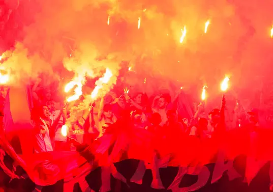 La mayor muestra de la ineficiencia de los controles contra la venta y distribución de pólvora se evidenció en la final de la Copa Colombia entre Medellín y Atlético Nacional el pasado 17 de diciembre en el estadio Atanasio Girardot. Hubo cinco quemados. FOTO: CAMILO SUÁREZ