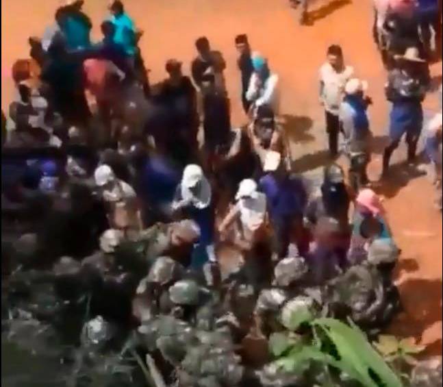 Varios miembros de la comunidad actuaron encapuchados para rodear a los militares. FOTO: TOMADA DE VIDEO.