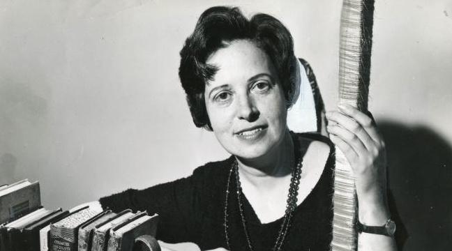 Elisa Mújica nació en Bucaramanga en 1918, publicó su primer cuento en 1947 en el periódico El Liberal y dos años después su novela Los dos tiempos, hoy republicada por Alfaguara.