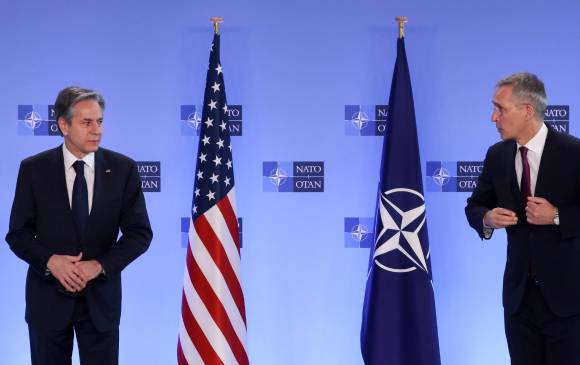 Secretario General de Estados Unidos, Antony Blinken (izquierda) y Jens Stoltenberg de la OTAN. FOTO EFE