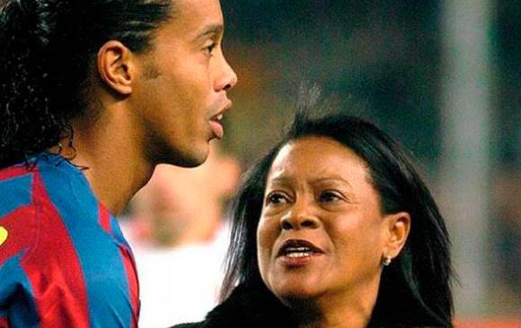 La mamá de Ronaldinho, Miguelina Elói Assis dos Santos, falleció a los 71 años de edad, por complicaciones de covid-19. FOTO EFE