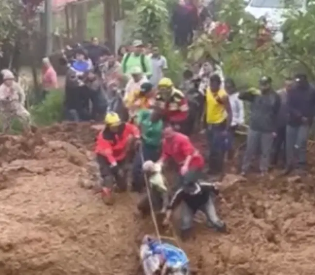 Una adulta mayor fue rescatada de la avalancha en Bello. FOTO: Captura de video