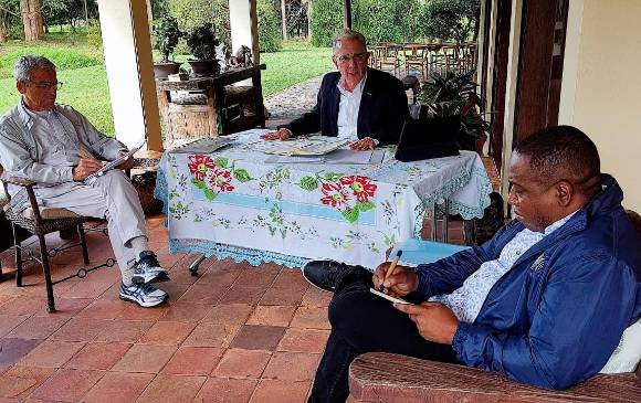 Los comisionados de paz Francisco de Roux, Lucía González y Leyner Palacios escucharon la versión del expresidente sobre hechos del conflicto armado. FOTO CORTESÍA