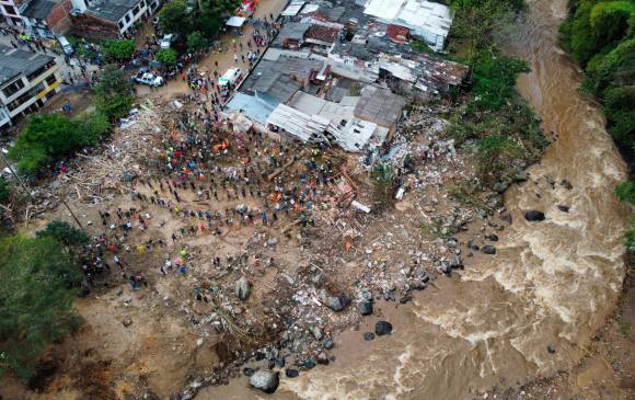 Hacia las 6 de la mañana del martes se registró un deslizamiento que afectó a habitantes de Pereira y de Dosquebradas, en Risaralda. FOTOS afp y getty