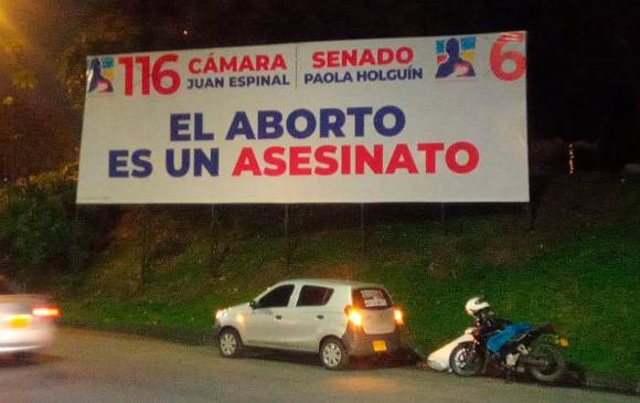 La valla fue instalada este mismo lunes 21 de febrero, tras conocerse la decisión de la Corte. FOTO Cortesía