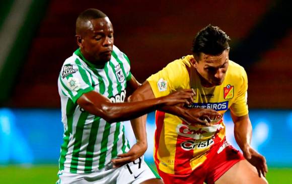 En la imagen, Yerson Candelo disputando un balón con un futbolista del Pereira. FOTO DIMAYOR