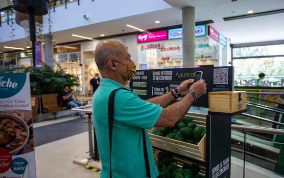 En las tiendas, ubicadas en Rionegro, Medellín y Envigado; los usuarios pueden depositar el dinero en un cofre o transferir a través de un QR. FOTO Alejandro Bermúdez 