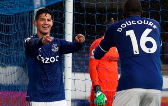 James Rodríguez ha sido afectado por las lesiones en el Everton, pero en la mayoría de partidos que ha jugado ha dado muestras de su calidad. En la foto, festeja con Doucoure. FOTO getty