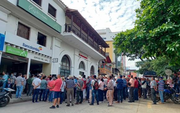 El fin de semana asociados a delosAndes participaron en un plantón frente a la sede de la cooperativa en el municipio de Andes. FOTO cortesía Víctor Obando