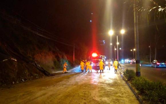 Personal de los organismos de emergencia durante la atención y remoción del deslizamiento en Las Palmas. FOTO: Cortesía Alcaldía de Medellín.