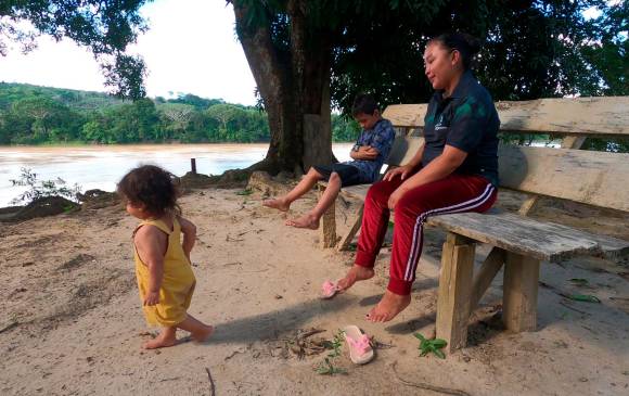 Ninfa vive con sus dos hijos en la cabaña de guardabosques, en la orilla del río Guainía. FOTO: CORTESÍA PROAVES.