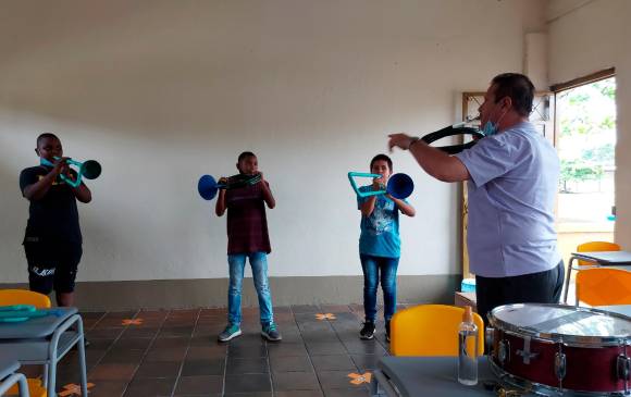 La historia de cómo se mezclan plástico y música en Urabá