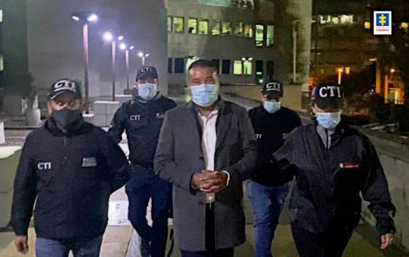 José Facundo Castillo, gobernador de Arauca, fue capturado en Bogotá por funcionarios del CTI de la Fiscalía, por la presunta entrega de contratos a integrantes del Eln. FOTO cortesía fiscalía.