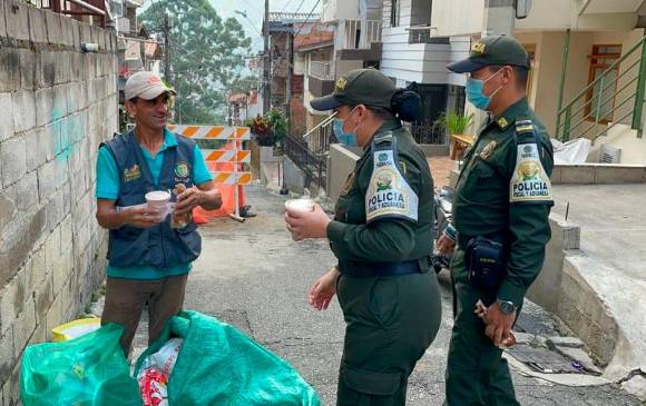 Con buñuelos y chocolate caliente, policías les alegraron el día a los recicladores de Boyacá Las Brisas