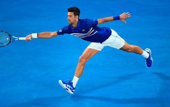 Novak Djokovic, lesionado, avanza en el Abierto de Australia