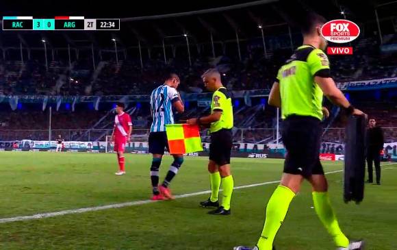 Con la camiseta de Racing el “22” Carlos Jonás Alcaráz. FOTO Captura de Pantalla