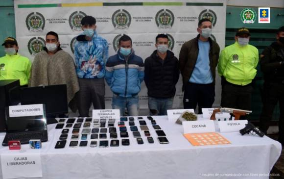 1. La banda Los Certificados habría comerciado con celulares robados a nivel nacional. 2. Las cajas liberadoras permiten vulnerar datos de los usuarios. FOTOS Cortesía Fiscalía