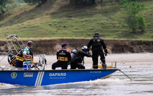 La Armada Nacional, la Dirección General Marítima y el Ejército apoyaron las labores de búsqueda y rescate de una mujer, sus dos hijas de 5 y 10 años, y el hombre que conducía el vehículo. FOTO: CORTESÍA