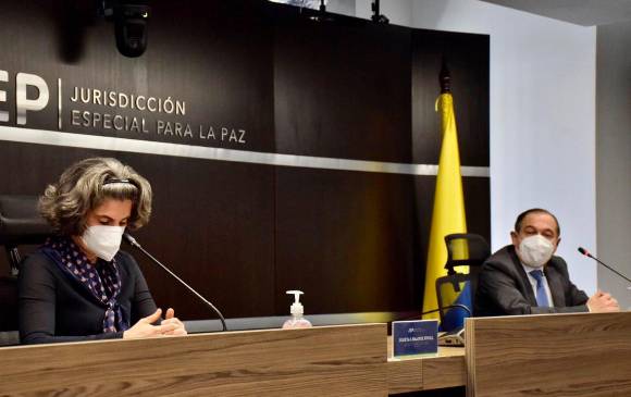 Magistrados Julieta Lamaitre y Eduardo Cifuentes, quienes anunciaron la imputación de cargos al secretariado de las Farc por toma de rehenes y graves privaciones de la libertad. FOTO: Cortesía JEP