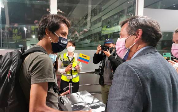 El ciclista Egan Bernal, quien llegó este jueves al país fue homenajeado en el aeropuerto El Dorado. FOTO TOMADA DE @BOG_ELDORADO