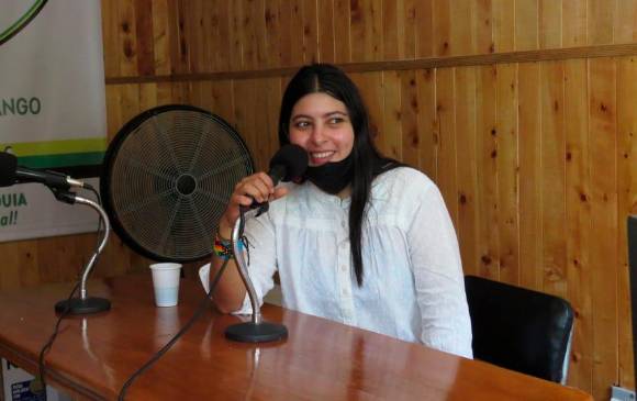 Con su programa radial “Sintonízate con la paz”, Inca Libertad les llega a las comunidades veredales de Dabeiba, algunas de ellas a más de tres días de camino. FOTO cortesía