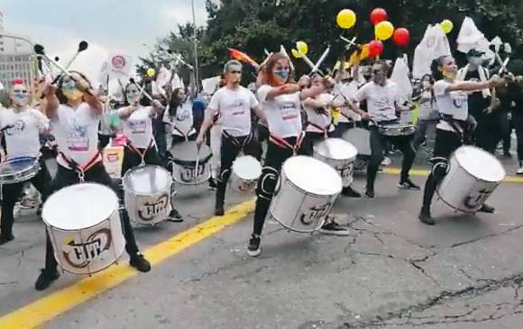 Batucadas que recorren las calles animando con sus tambores la manifestación pacífica. Foto Colprensa
