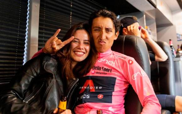 El ciclista colombiano Egan Bernal publicó en sus redes una foto junto a su novia María Fernanda Motas, confirmando que superaron la covid-19. FOTO TOMADA INSTAGRAM 