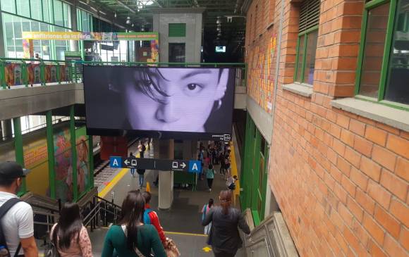 El artista Jungkook en una de las pantallas del Metro de Medellín. FOTO Cortesía 