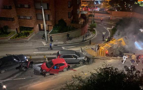 La volqueta cayó encima de varios vehículos en la Avenida Circunvalar con Calle 85 en Bogotá. FOTO: BOMBEROS OFICIALES DE BOGOTÁ.