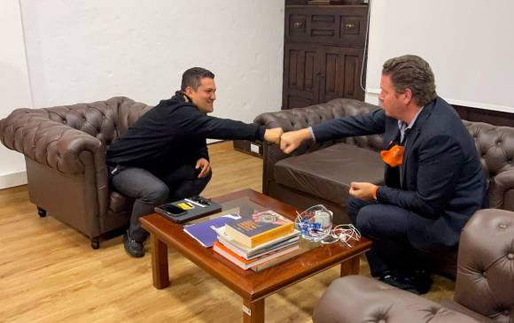William Shaw (der.) fundador de Ultra Air se entrevistó con el alcalde de Rionegro Rodrigo Hernández. FOTO Cortesía