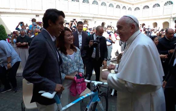 El campeón le dijo al pontífice argentino que los regalos eran de su parte “y de todos los colombianos que en estos momentos necesitan una bendición de su parte”. FOTO Cortesía @javierMbrocal