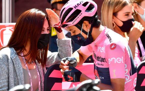 Egan Bernal y su novia María Fernanda Gutiérrez tendrán que esperar para su regreso a Colombia, ya que ambos salieron positivos por covid. FOTO EFE