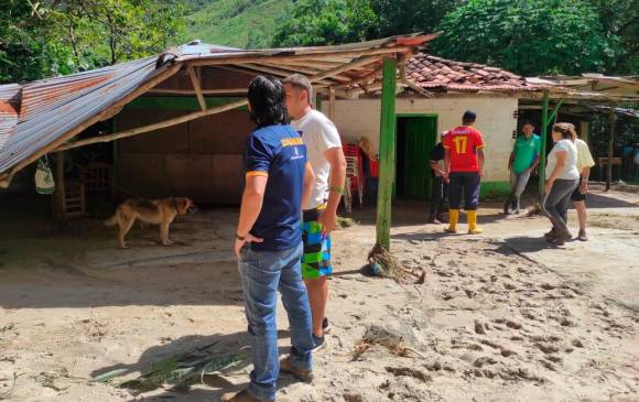 Hacia las 7 de la noche del lunes una creciente en el río Nus provocó la afectación de al menos 100 familias en Cisneros, 180 casas, el hospital y un puente de la zona. FOTO Cortesía Dagran