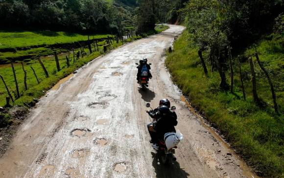La vía entre San Carlos y Granada es una de las que permanecen sin pavimentar en Antioquia. FOTO: CORTESÍA GOBERNACIÓN DE ANTIOQUIA.