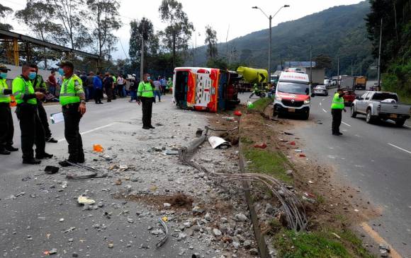 El vehículo accidentado cubría la ruta Medellín-Alejandría. FOTO CORTESÍA DEVIMED