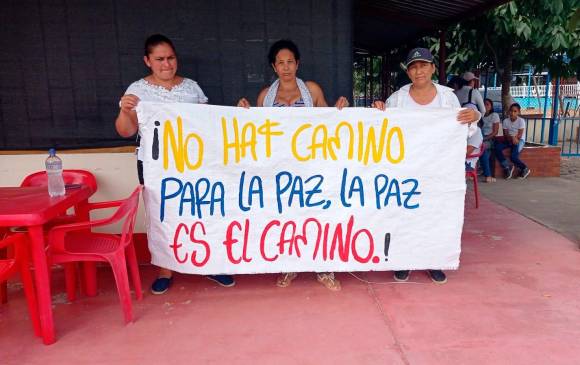 Habitantes de Botalón, en Tame, salieron a manifestarse desde el lunes por los hechos de violencia que tienen atemorizada a su comunidad. FOTO CORTESÍA ARAUCA ONLINE