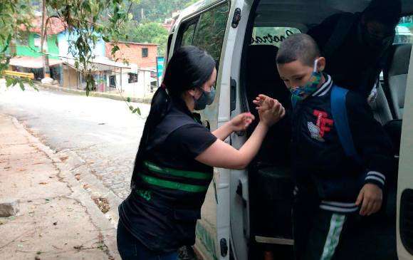 Hasta la fecha, 8.724 estudiantes se benefician del transporte escolar en Medellín. Se espera que esa cifra alcance los 10.000. FOTO: CORTESÍA ALCALDÍA DE MEDELLÍN