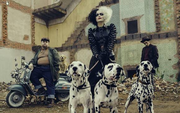 Cruella pasó de tener 101 dálmata a 3 en la nueva película y dos perros criollos que son su compañía. FOTO cortesía disney