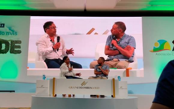 Gustavo Petro (izq.) participó en el congreso de la ACM en Cartagena y conversó con Fernando Quijano, director del diario La República. FOTO cortesía