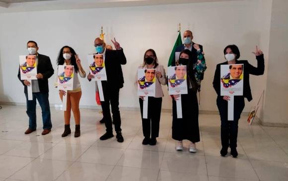 Los delegados del oficialismo llegaron a México y casi inmediatamente después de bajar del avión mostraron a las cámaras letreros con la imagen de Álex Saab. Foto: EFE